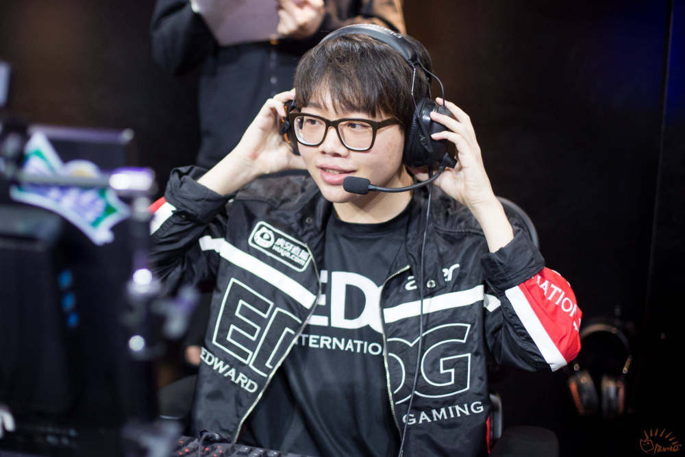 华体会体育-DRX碾压TES，Uzi团战一打五淘汰赛3:1（釜山）